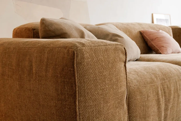 Detail van een bruine SITS Edda zetel met zachte bekleding