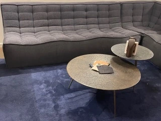 Tapijt Cannes navy blue 150425 bij een grijze zetel in de toonzaal