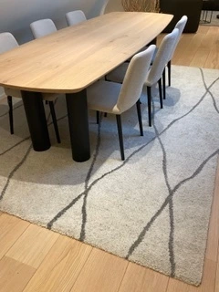 Tapijt Mehari RAG kleur 6442 onder een ronde eettafel in de toonzaal