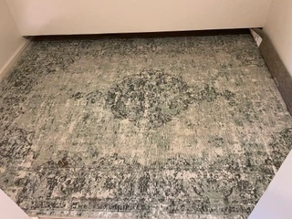 Groen tapijt Amalfi RAG 94722 4001-96 in de toonzaal