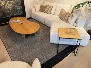 Ethnicraft Black Dots kilim tapijt in de toonzaal van Sanskriet
