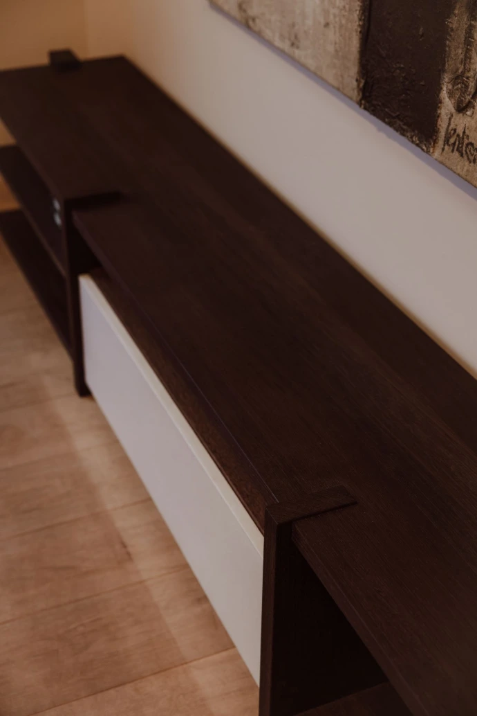 Detail van de houten afwerking van de Masculin TV-kast op maat