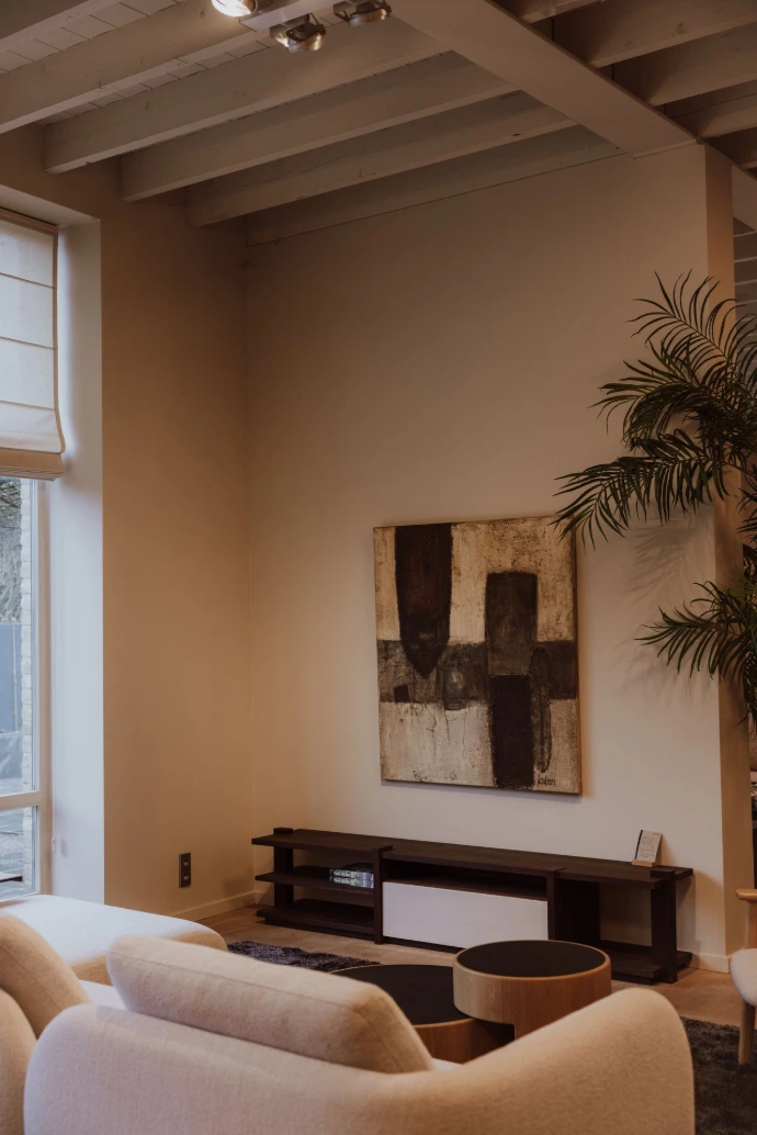 Masculin TV-kast op maat in een warm interieur van Sanskriet