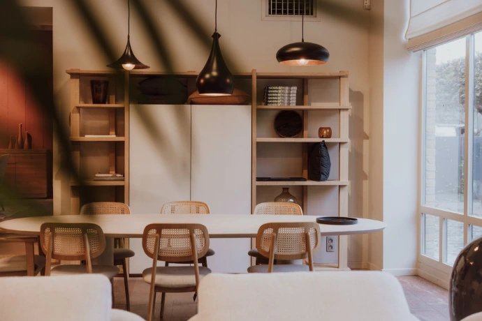 Masculin opbergkast op maat van Crafted by Sanskriet in een warm interieur