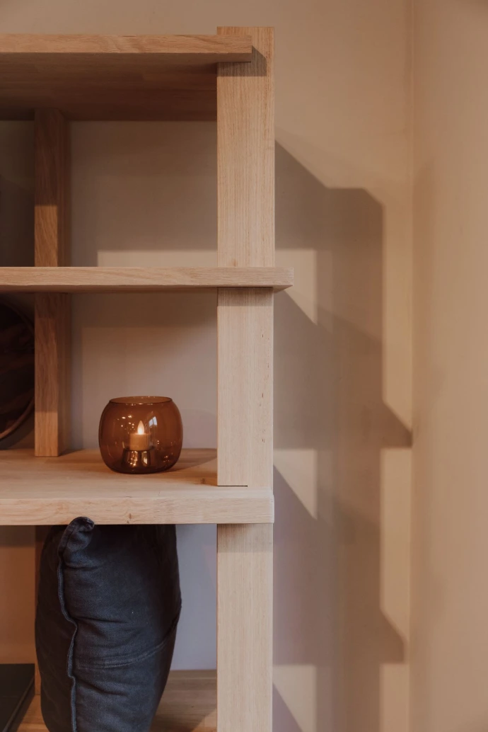 Detail van houten legplanken en maatwerkdeuren van de Masculin opbergkast