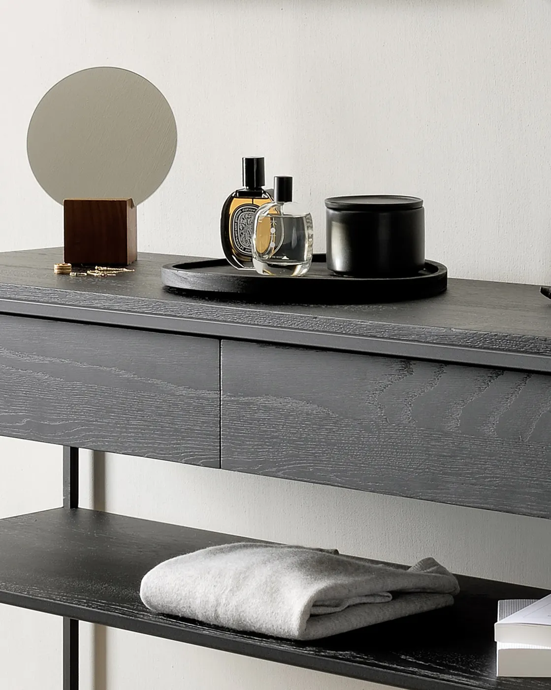 Ethnicraft Monolit console in een interieur