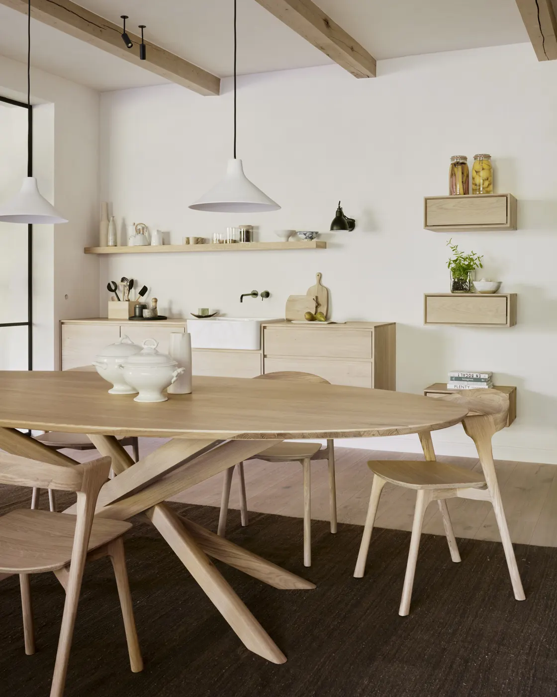 Ethnicraft Mikado eettafel in een interieur