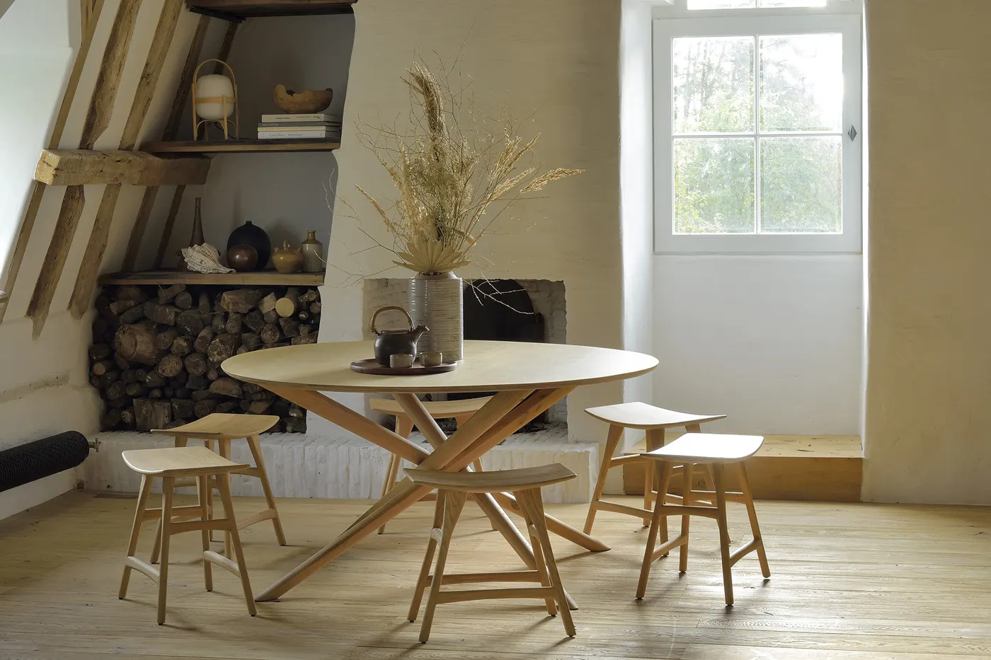 Ethnicraft Mikado eettafel in een interieur