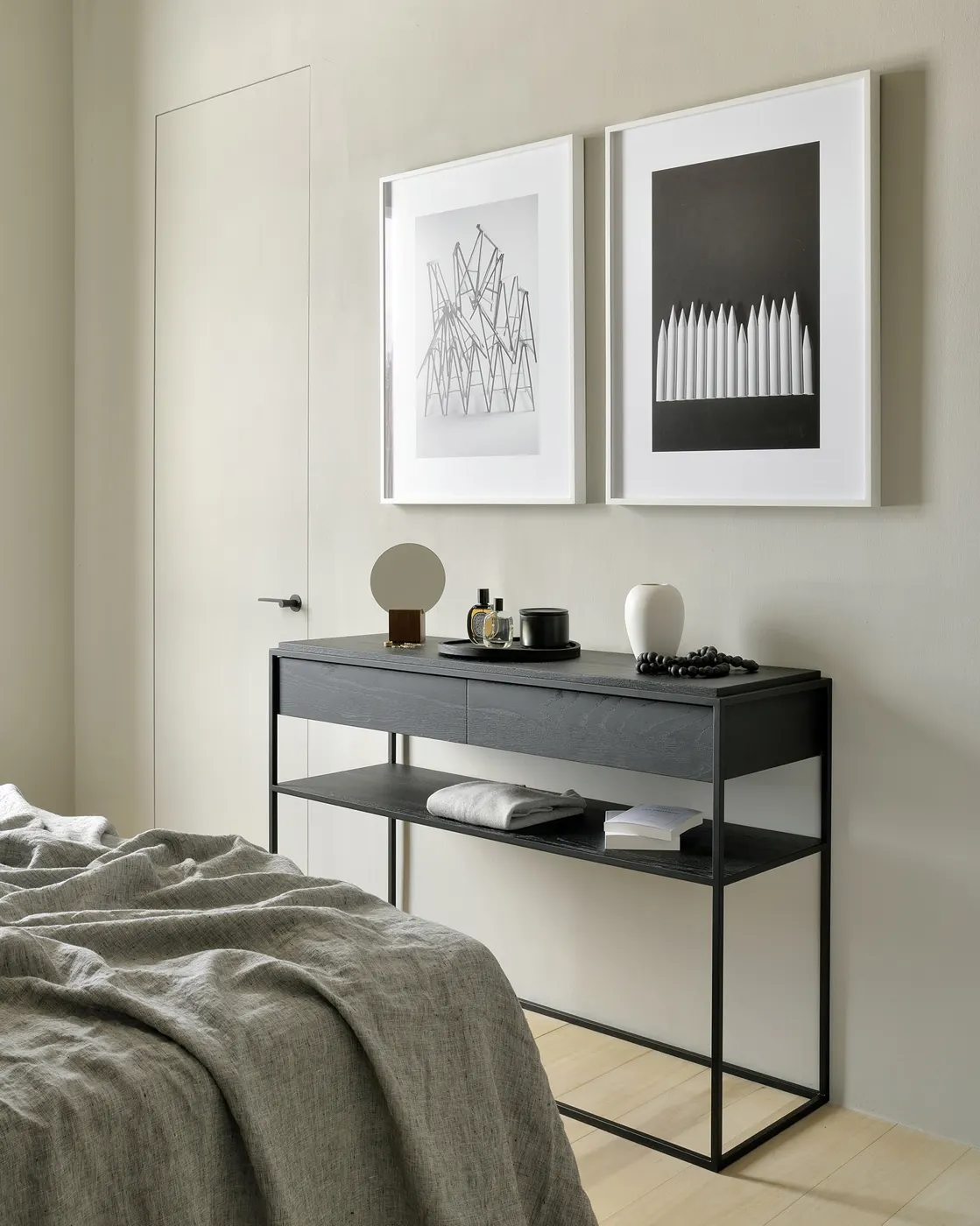 Ethnicraft Monolit console in een interieur