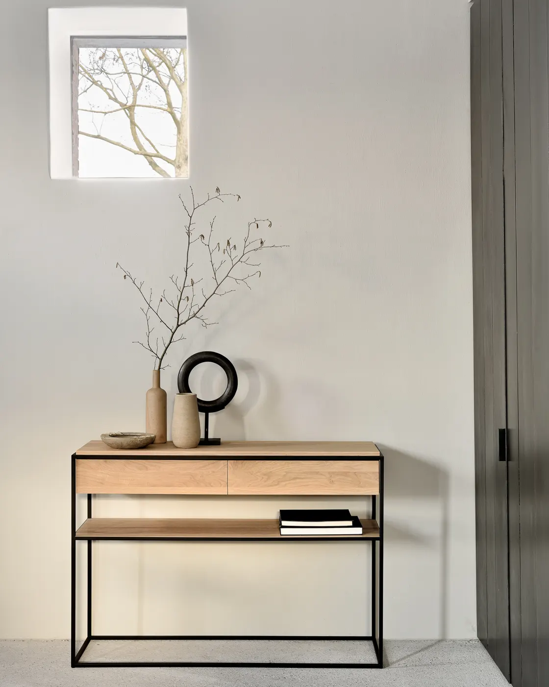 Ethnicraft Monolit console in een interieur