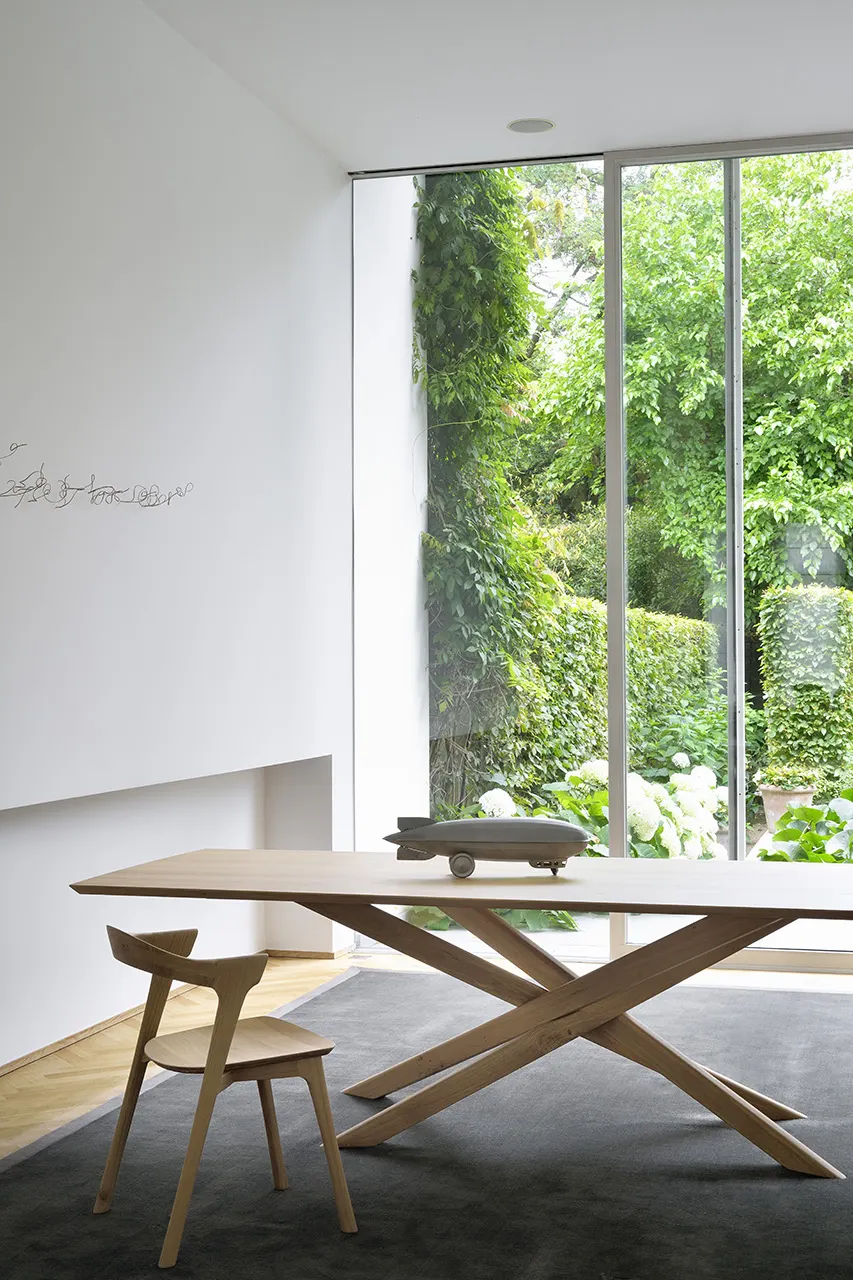 Ethnicraft Mikado eettafel in een interieur