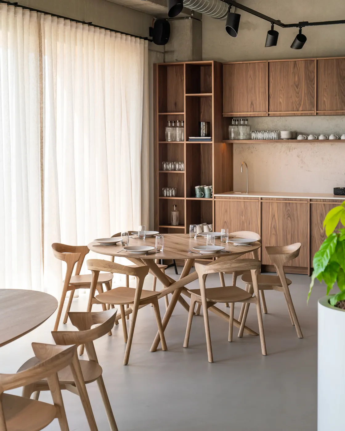 Ethnicraft Mikado eettafel in een interieur