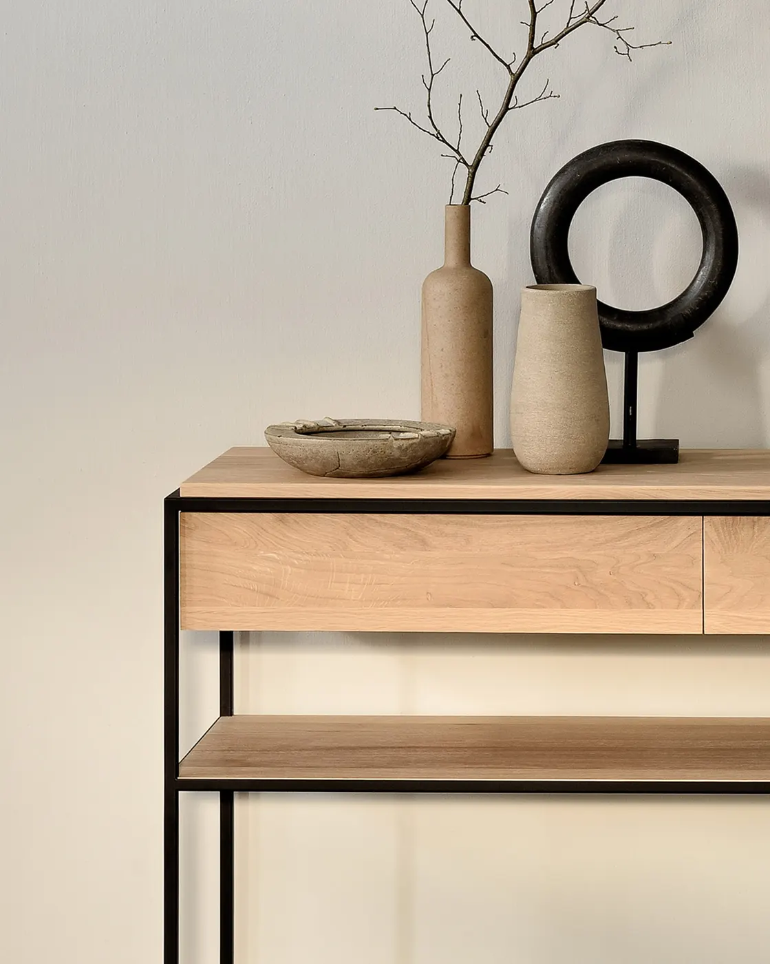 Ethnicraft Monolit console in een interieur