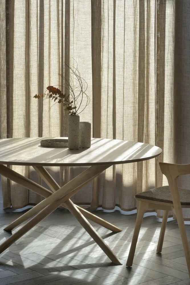 Ethnicraft Mikado eettafel in een interieur