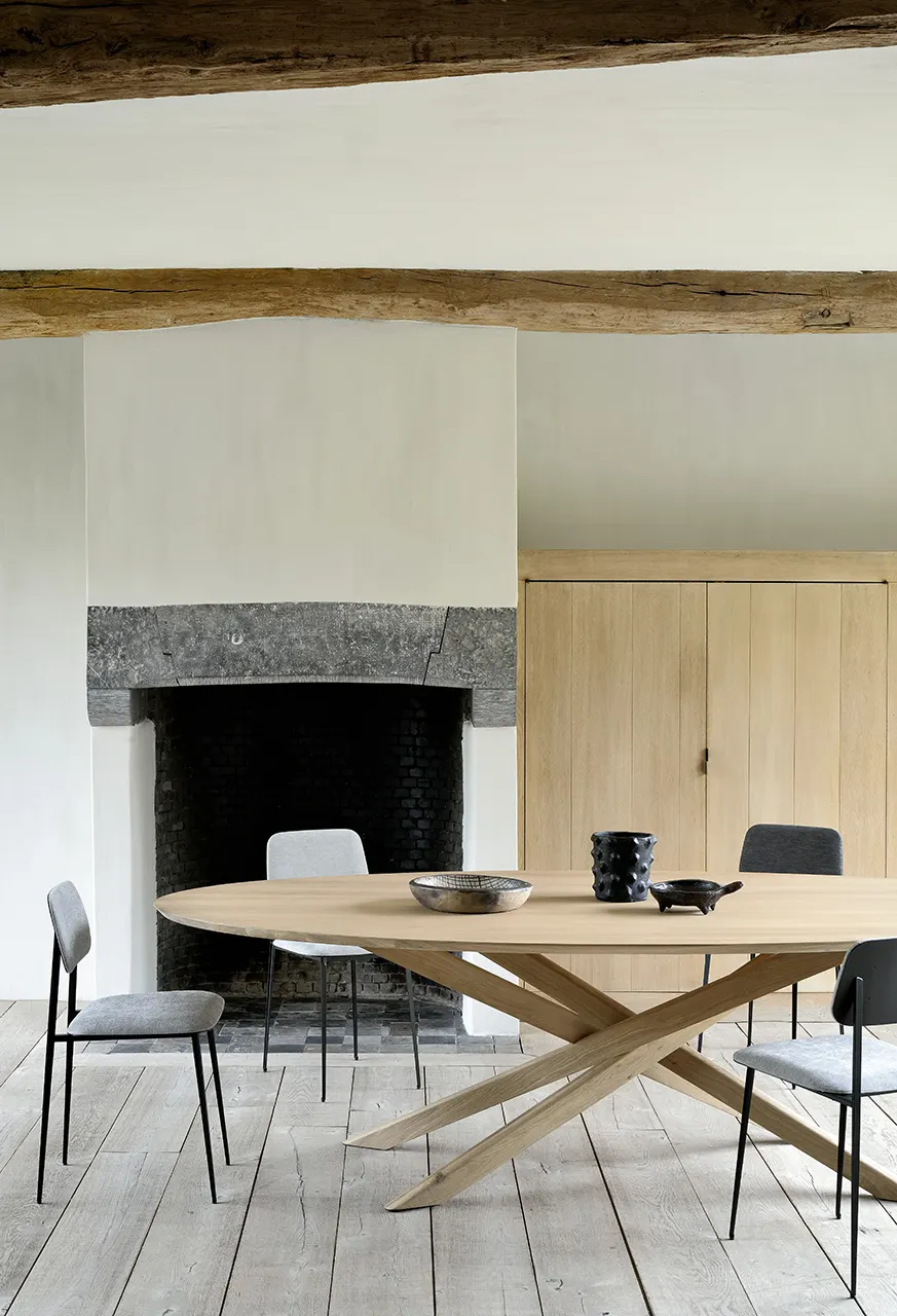 Ethnicraft Mikado eettafel in een interieur